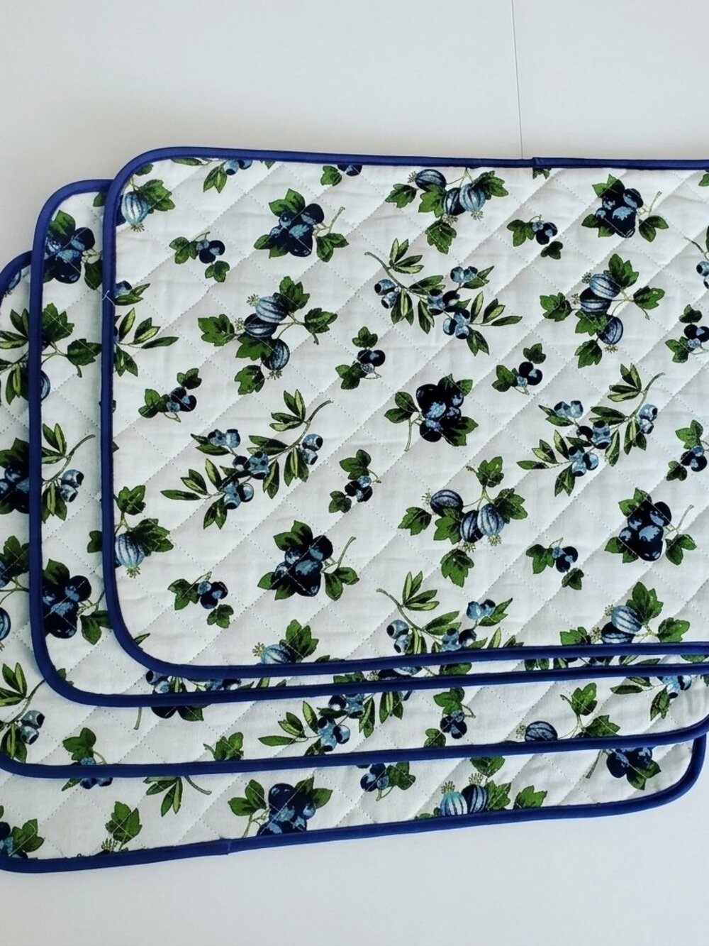 VTG Quilted Blueberry Floral Fabric Placemats Blue & White Botanical Print 4 pcs